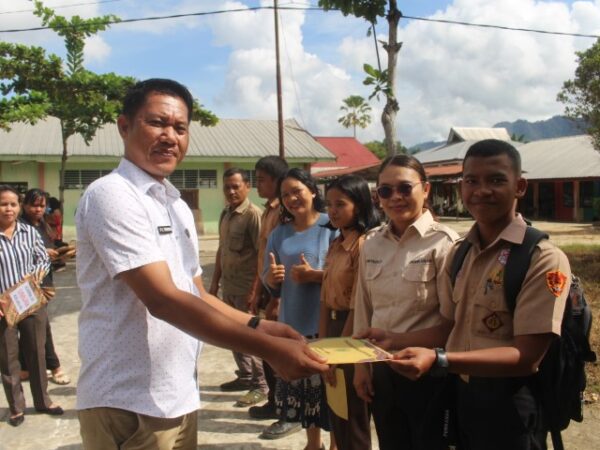 Penyerahan Rapor Semester Genap TP. 2025-2026
