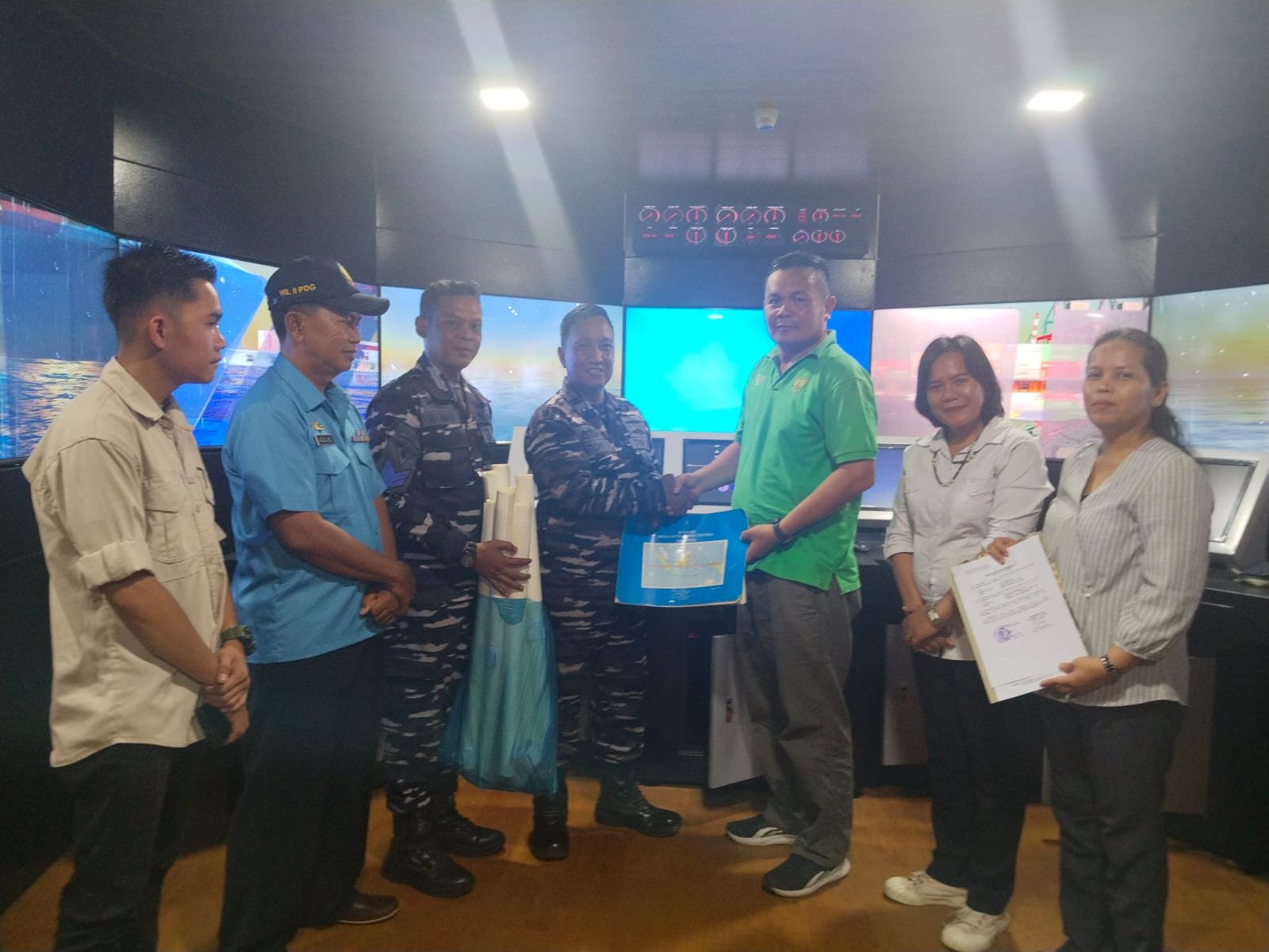 Penyerahan Peta Laut dari Lanal Sibolga Kepada SMKN 3 Sibolga Penyerahan Peta Laut dari Lanal Sibolga Kepada SMKN 3 Sibolga